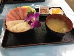 魚屋直営食堂 うろこ亭