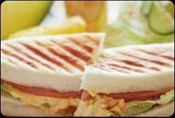 三日月とカフェ 新空港通り店