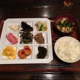 泡盛と沖縄料理 龍泉 地下蔵店