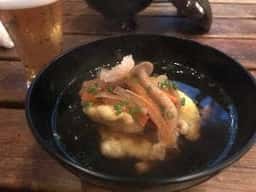 海で魚を食べる鳥