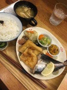 チョット台所二居マス