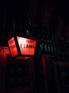 bar piano