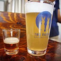 TWO RABBITS BREWINGCOMPANY タップルーム