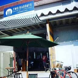 TWO RABBITS BREWINGCOMPANY タップルーム