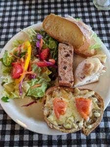 花にかこまれて Garden cafe 南の麦