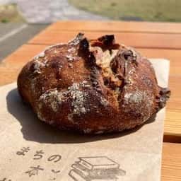 まちの本とサンドイッチ