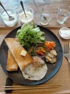 haku hostel + cafe bar