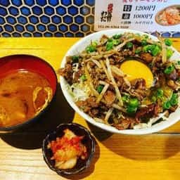 炭火を囲む わだ