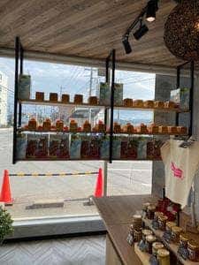 高級食パン専門店 並んで歯磨き