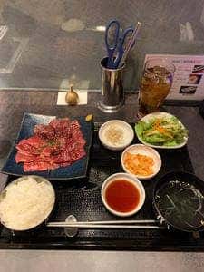 炭火ホルモン焼肉 うしおと