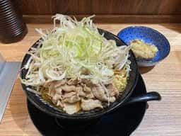 牛もつ煮込みと極太肉そば 権三