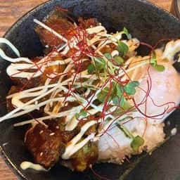 立って吞むおかだ