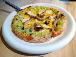 淡路島生パスタと窯焼きピザ Trepici