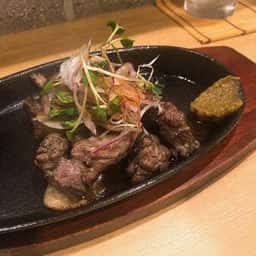 地鶏や 虎視眈々