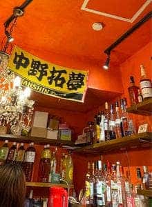 Bar ホテルの前