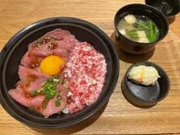 ハンバーグとローストビーフ丼 YOSHIMI