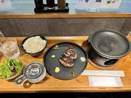 肉屋のハンバーグと炊きたての米