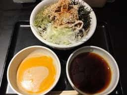 なぜ蕎麦にラー油を入れるのか。池袋西口店