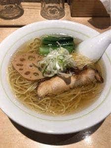 小さな野はらの木の下で