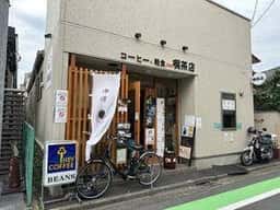 コーヒーと軽食のある喫茶店