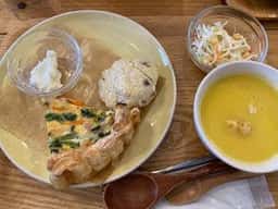うみべのえほんや ツバメ号 カフェ