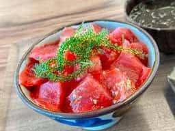 県産生まぐろ丼専門店つなや食堂