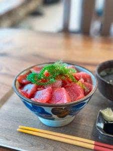 県産生まぐろ丼専門店つなや食堂