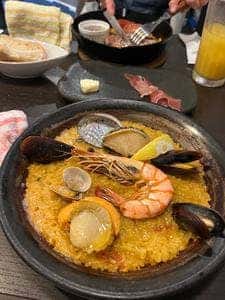 熱海 本格パエリアとステーキとワイン バルデビノス