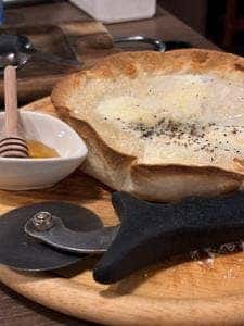チーズと生はちみつ BeNe NU chayamachi