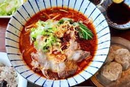 赤くて狭いアジアの食堂 usagi