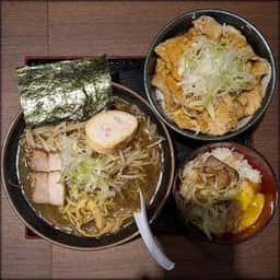 ラーメン豚丼処二代目けけけ × 豚吉城 本通店