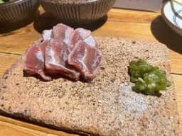 炭火を囲む わだ