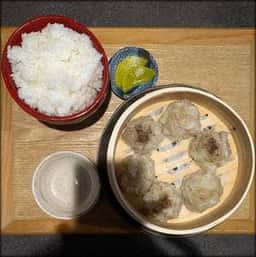 シウマイハヤマデタベルモノ