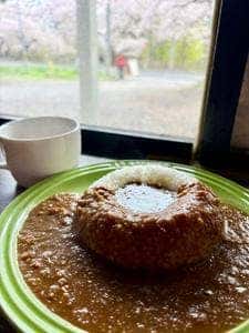 赤い屋根の喫茶店 駅舎