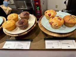 THE MUFFINS & GRANOLA MAN
