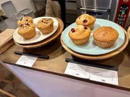 THE MUFFINS & GRANOLA MAN