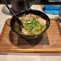 豚もおだてりゃメン喰らう
