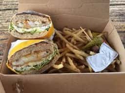 Wine shop & 島Sandwich るすた