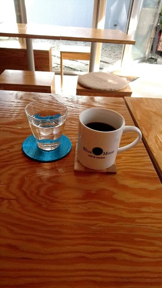 Blue Moon café & market
