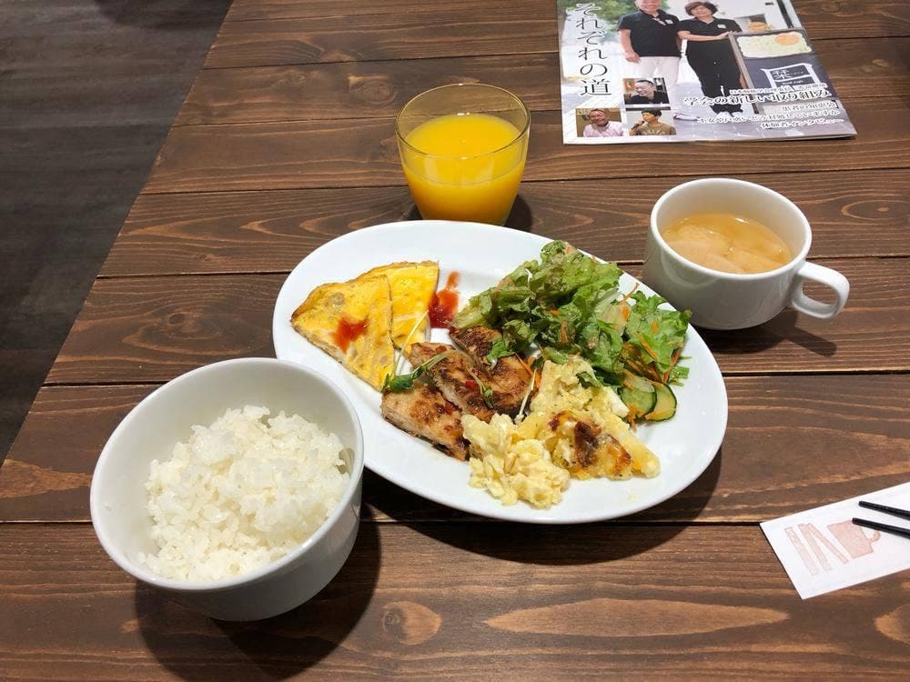 ブックカフェ 栞日