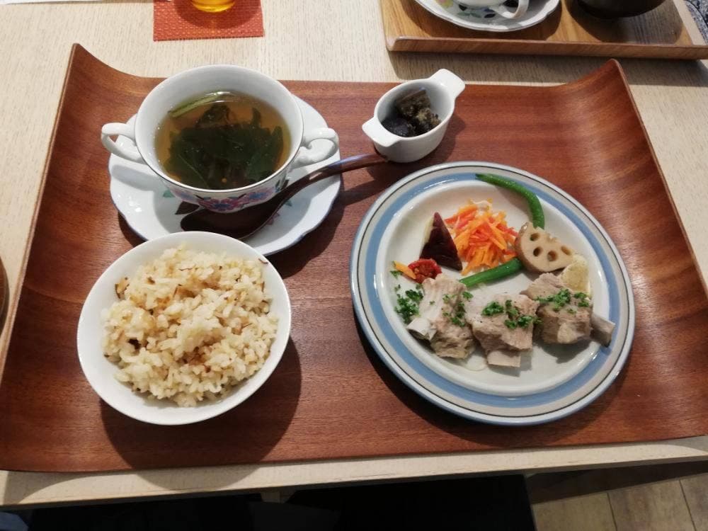 野菜と北欧アンティークの器 塔の下
