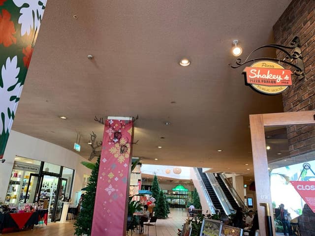 シェーキーズ プラザハウス店 - サブ画像1