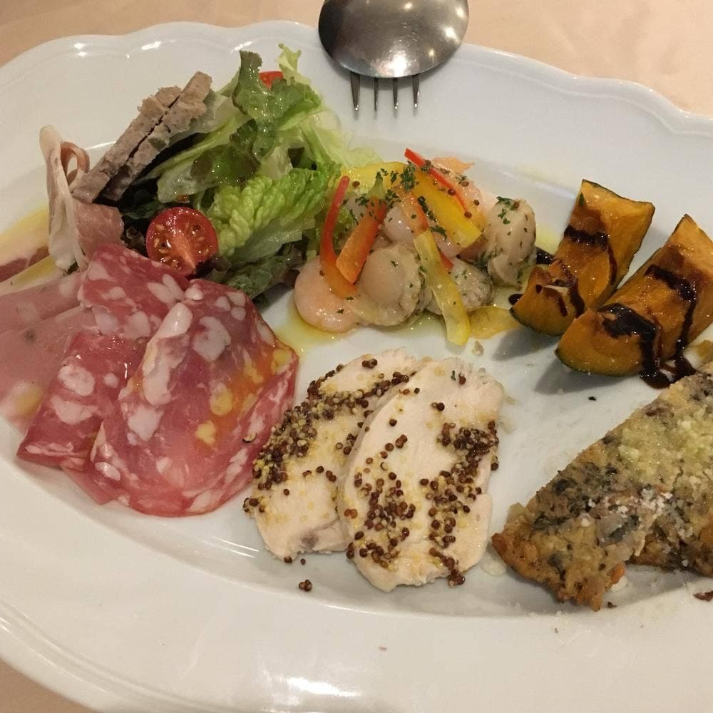 トラットリアグストーソ