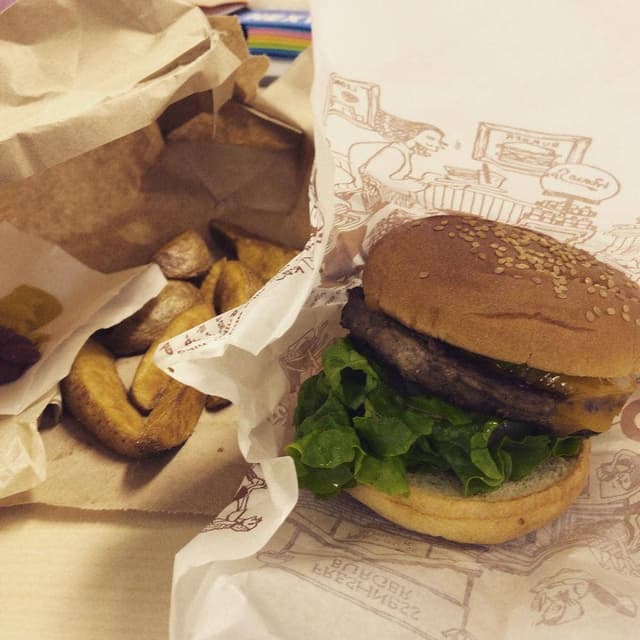 フレッシュネスバーガー 新宿6丁目店 - サブ画像1