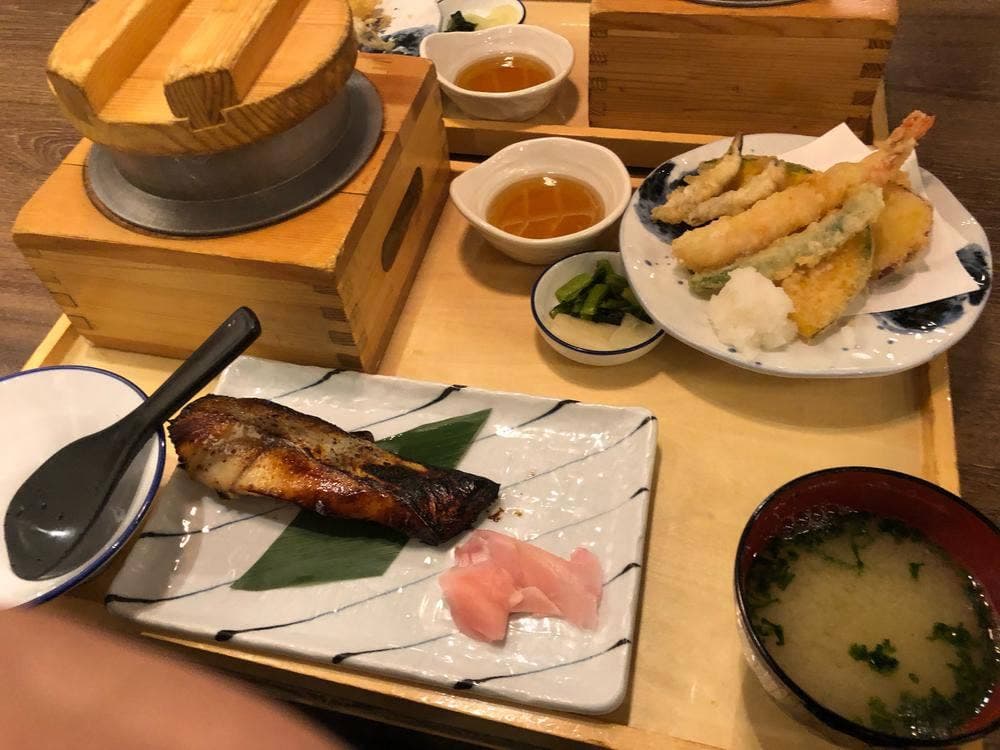 活魚問屋 まぐろ すし 魚☆きんぐ