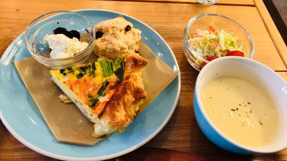 うみべのえほんや ツバメ号 カフェ