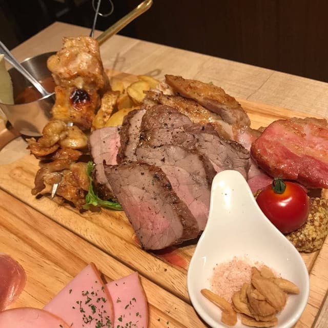 和牛炙り寿司×チーズ料理 肉バルミート吉田 名駅店 - サブ画像1