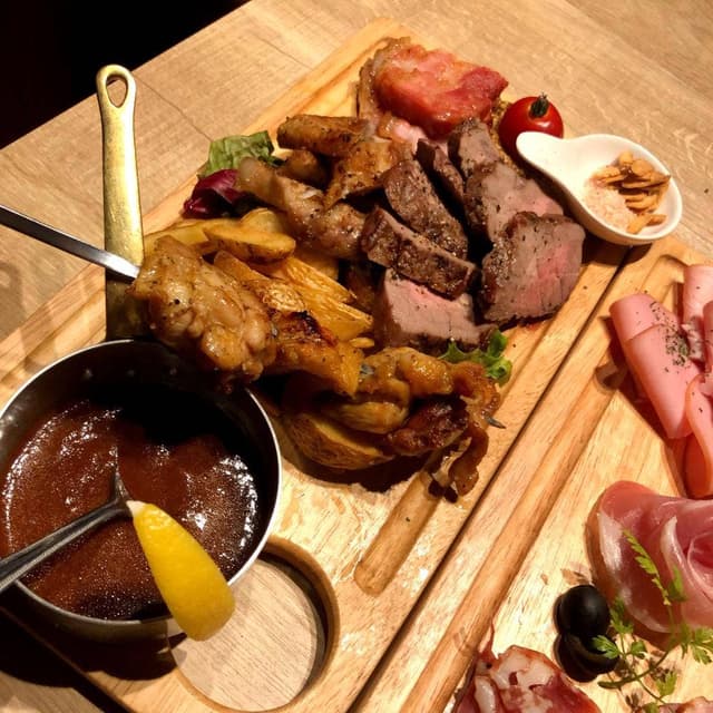 和牛炙り寿司×チーズ料理 肉バルミート吉田 名駅店 - サブ画像3