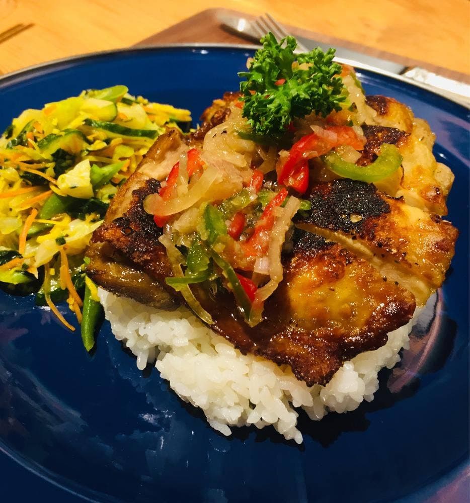 EBONY & IVORY PANTRY KICHEN