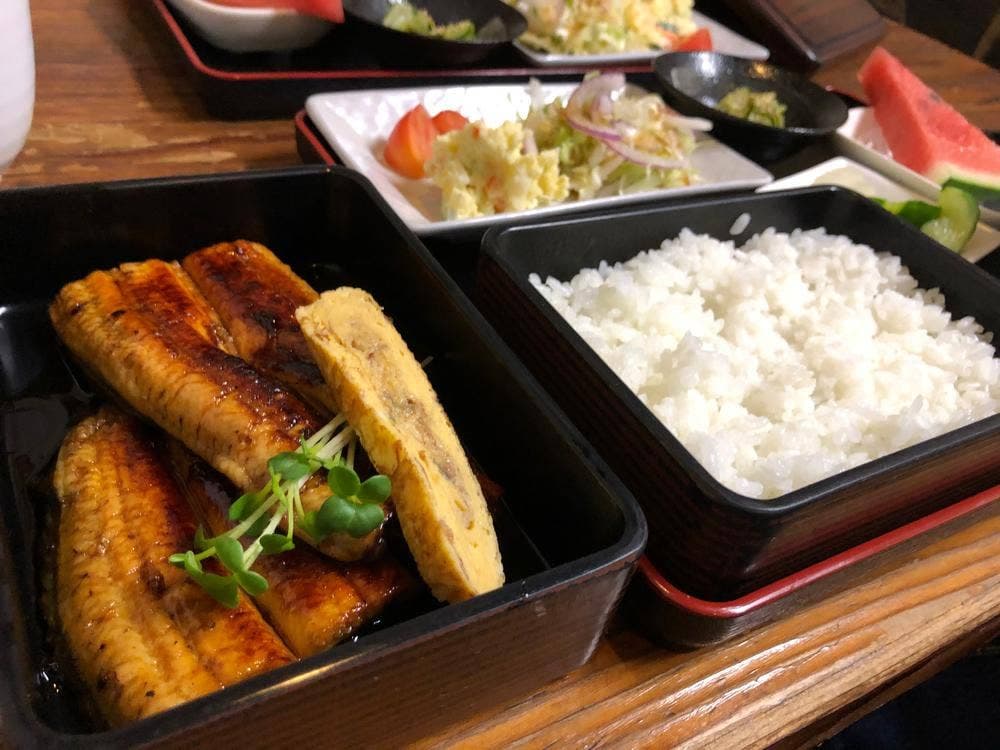 うな中